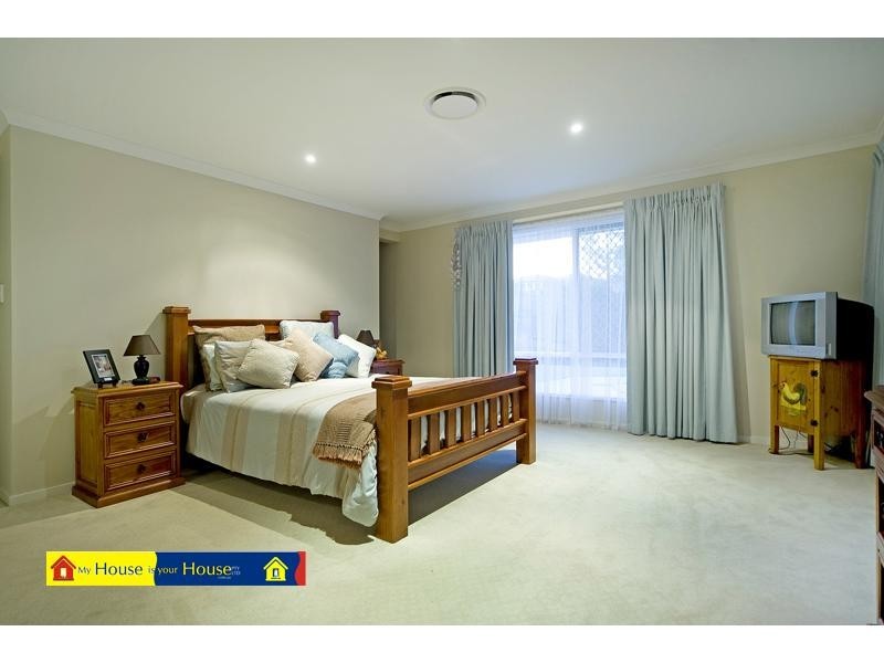 8 Hillary Circuit, Pacific Pines QLD 4211
