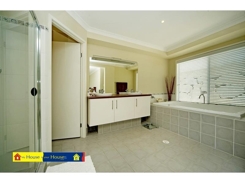 8 Hillary Circuit, Pacific Pines QLD 4211