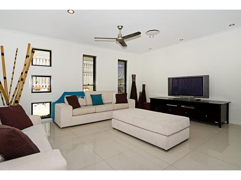 17a Shannon Brook Grove, Pacific Pines QLD 4211