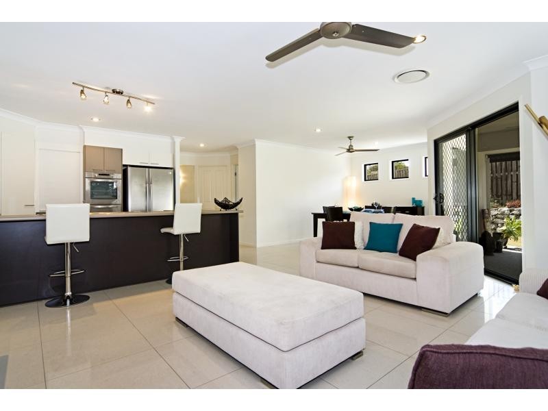 17a Shannon Brook Grove, Pacific Pines QLD 4211