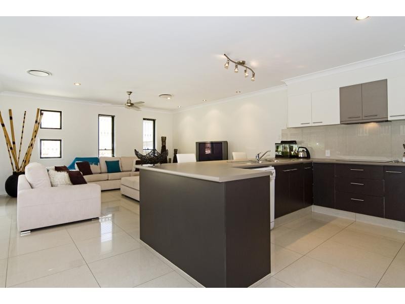 17a Shannon Brook Grove, Pacific Pines QLD 4211