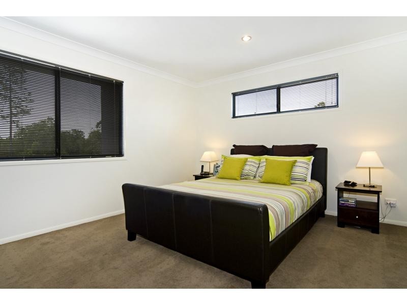 17a Shannon Brook Grove, Pacific Pines QLD 4211