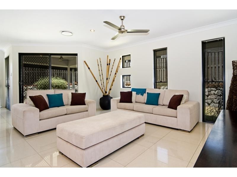 17a Shannon Brook Grove, Pacific Pines QLD 4211