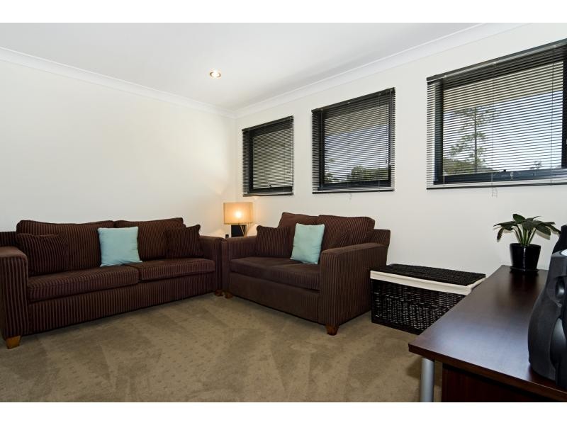 17a Shannon Brook Grove, Pacific Pines QLD 4211