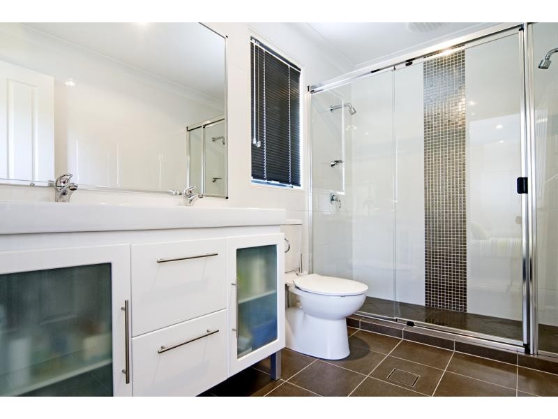 17a Shannon Brook Grove, Pacific Pines QLD 4211