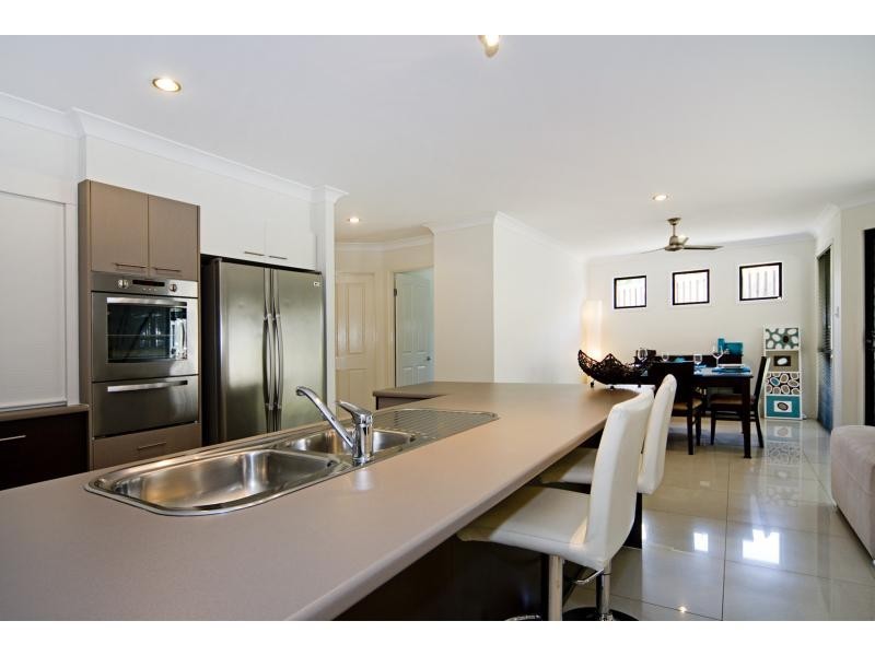 17a Shannon Brook Grove, Pacific Pines QLD 4211