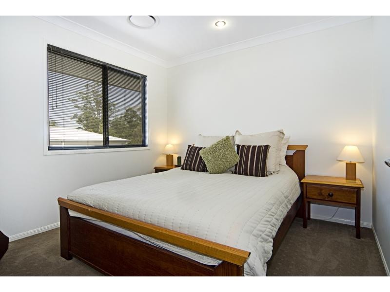 17a Shannon Brook Grove, Pacific Pines QLD 4211