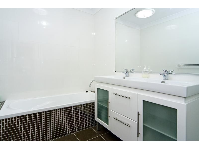 17a Shannon Brook Grove, Pacific Pines QLD 4211