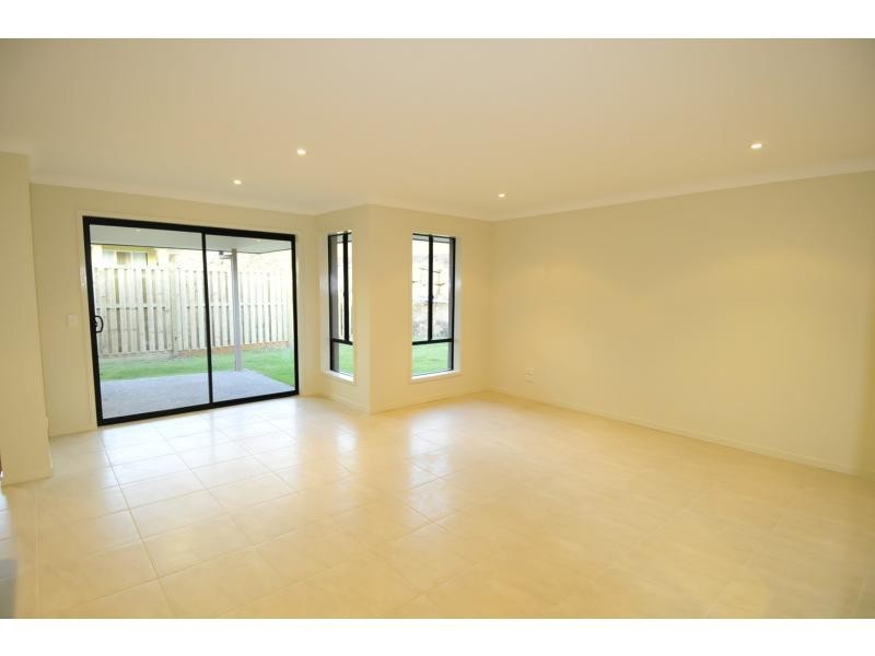 10 Willunga Street, Pacific Pines QLD 4211