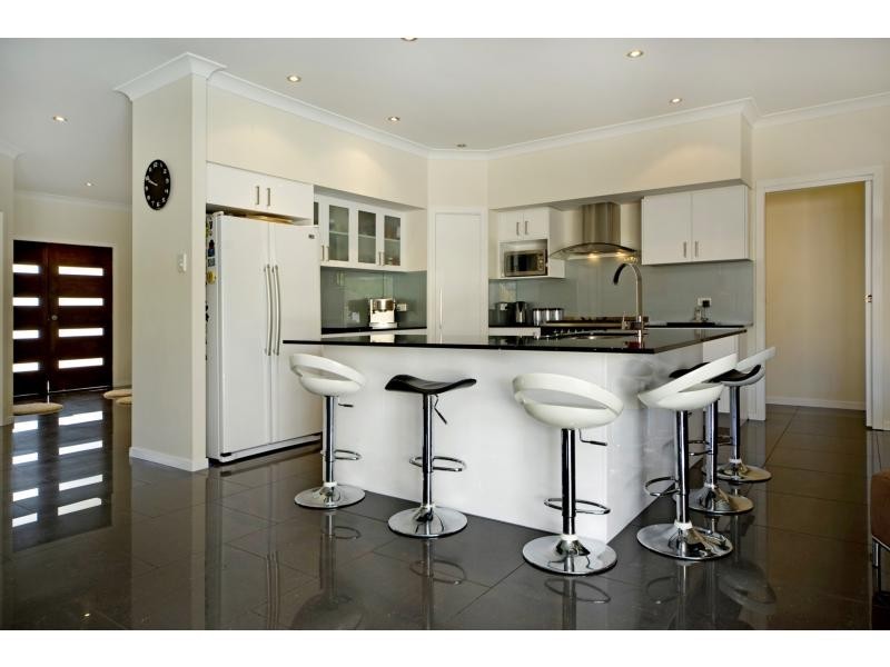 4 Yarra Place, Pacific Pines QLD 4211