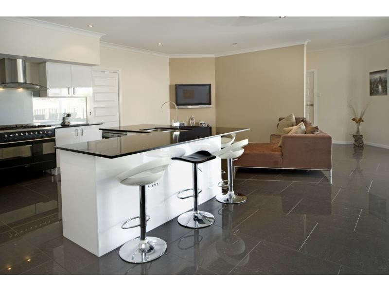 4 Yarra Place, Pacific Pines QLD 4211