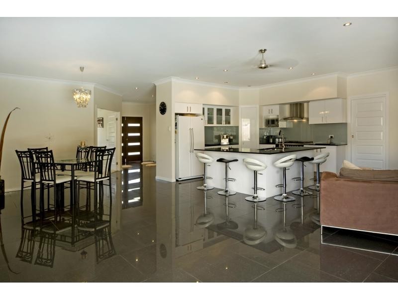 4 Yarra Place, Pacific Pines QLD 4211