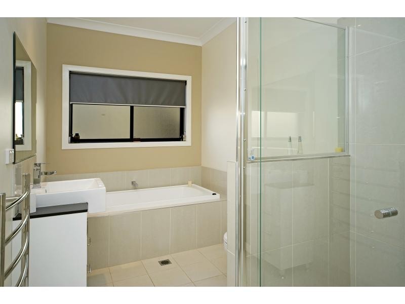 4 Yarra Place, Pacific Pines QLD 4211