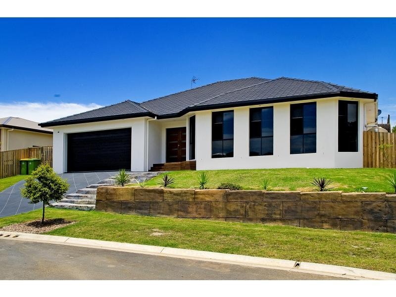 4 Yarra Place, Pacific Pines QLD 4211