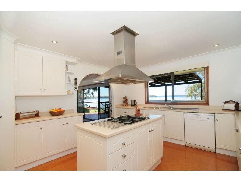 8 Loralyn Avenue, St Georges Basin NSW 2540