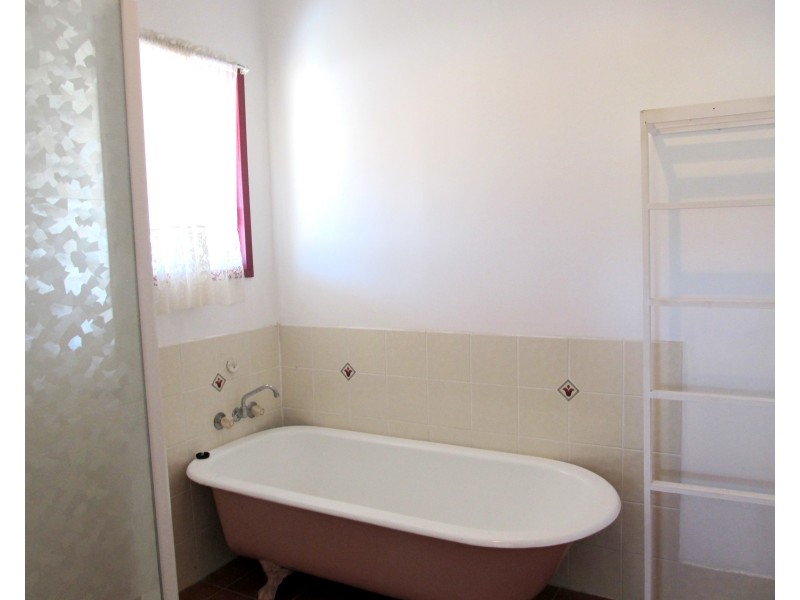 1 Winn Ave, Basin View NSW 2540