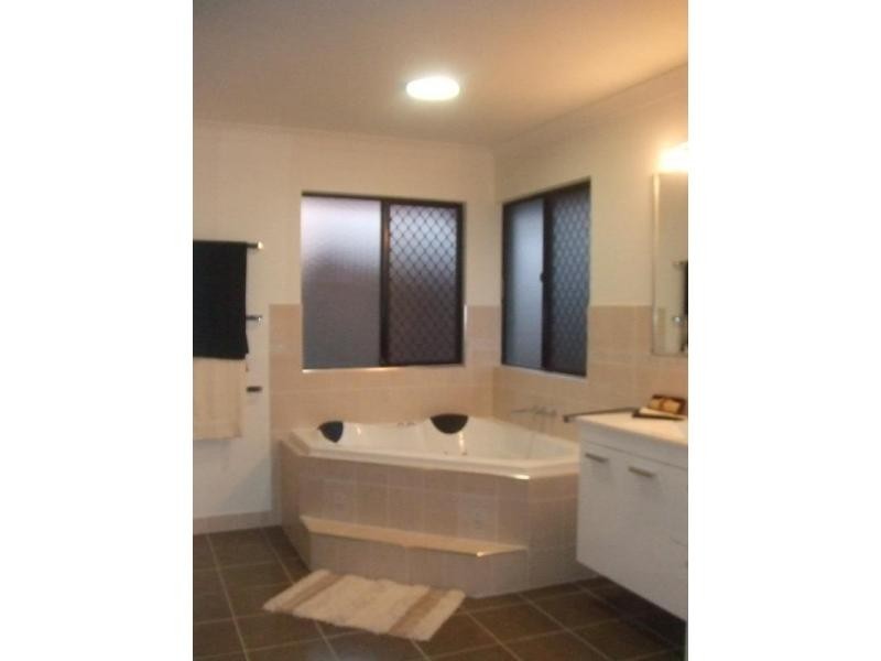 Bushland Beach QLD 4818