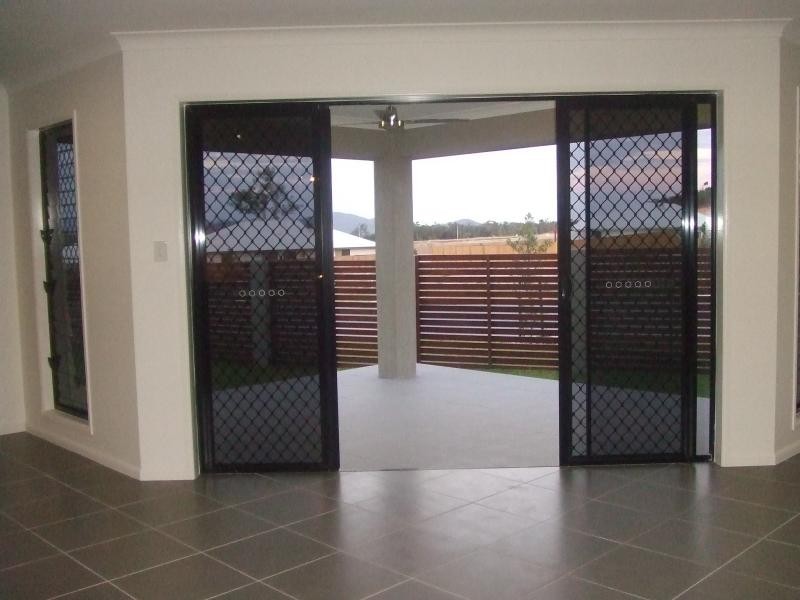 Bushland Beach QLD 4818