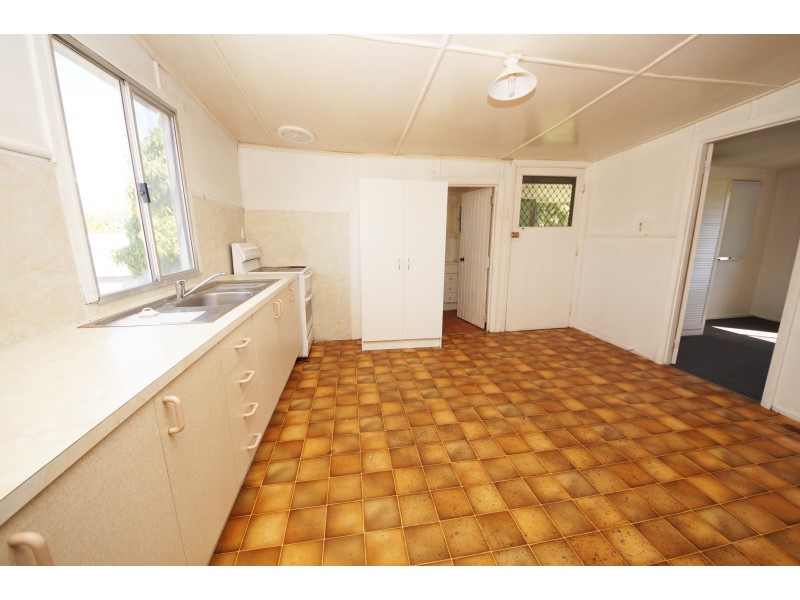 24 Tenth Avenue, Home Hill QLD 4806