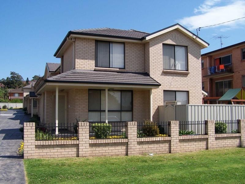 Unit 6/8 Mackie Street, Coniston NSW 2500