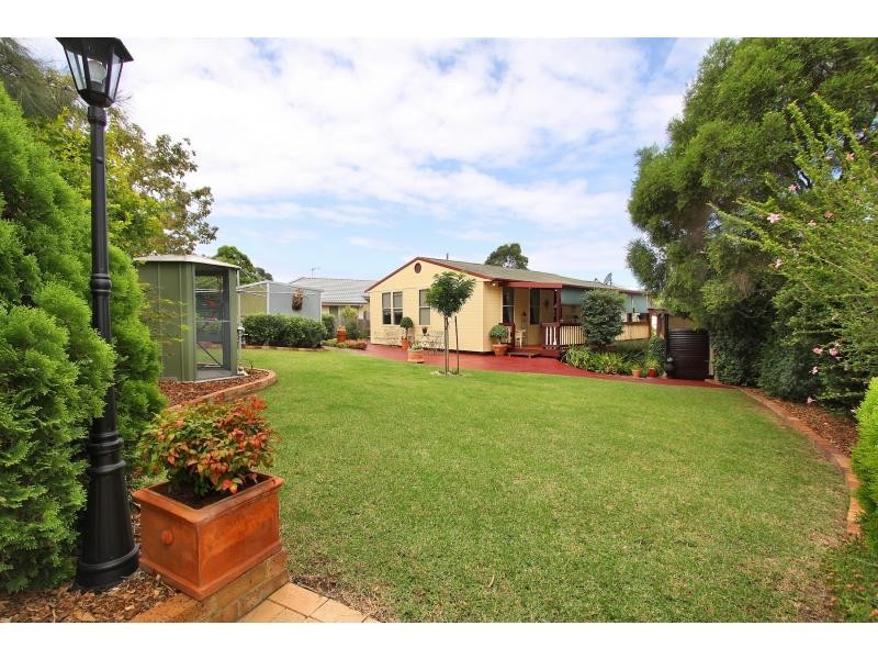 8 Orana Parade, Unanderra NSW 2526