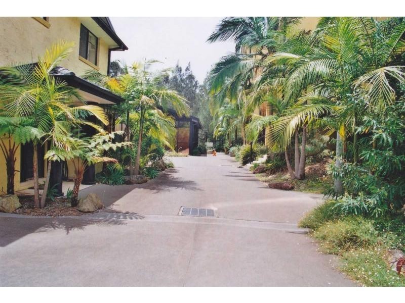 1/2 Adcock Avenue, West Gosford NSW 2250