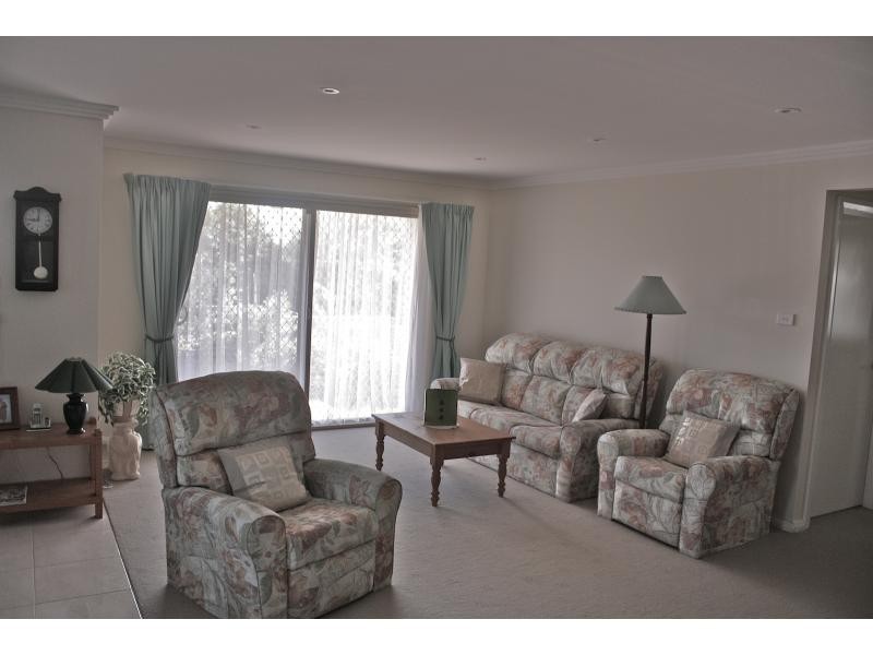Villa 1/2 Stapleton Avenue, Albion Park NSW 2527