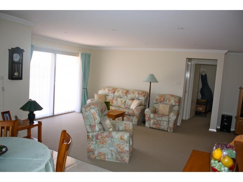 Villa 1/2 Stapleton Avenue, Albion Park NSW 2527