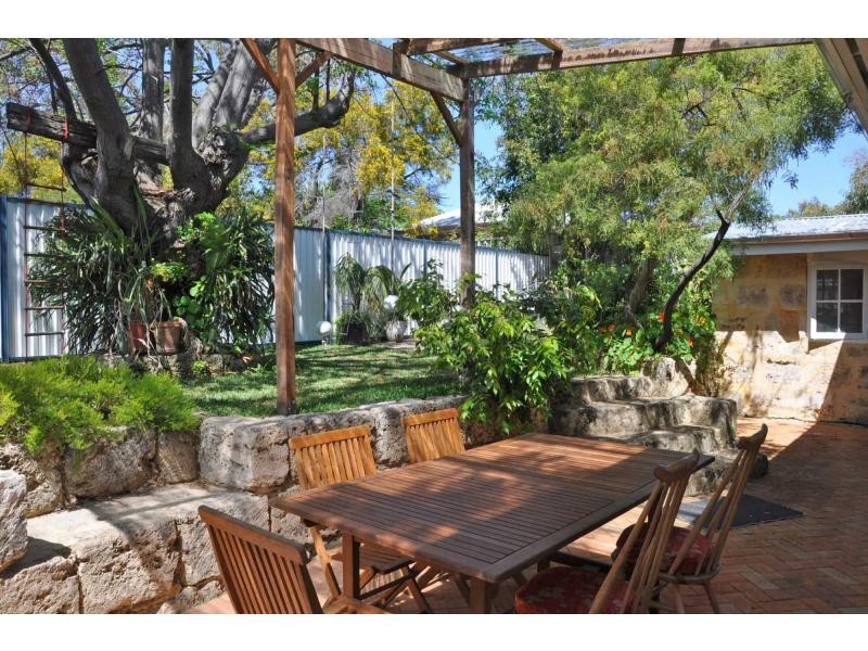 16 Howson Street, Hilton WA 6163