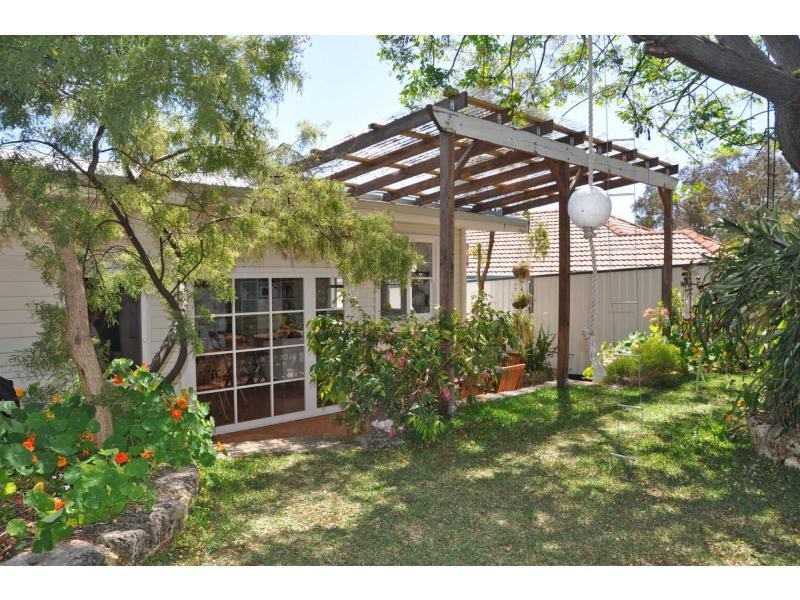 16 Howson Street, Hilton WA 6163