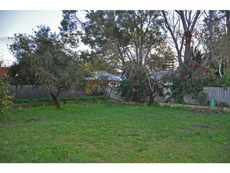 27 Harwood Street, Hilton WA 6163