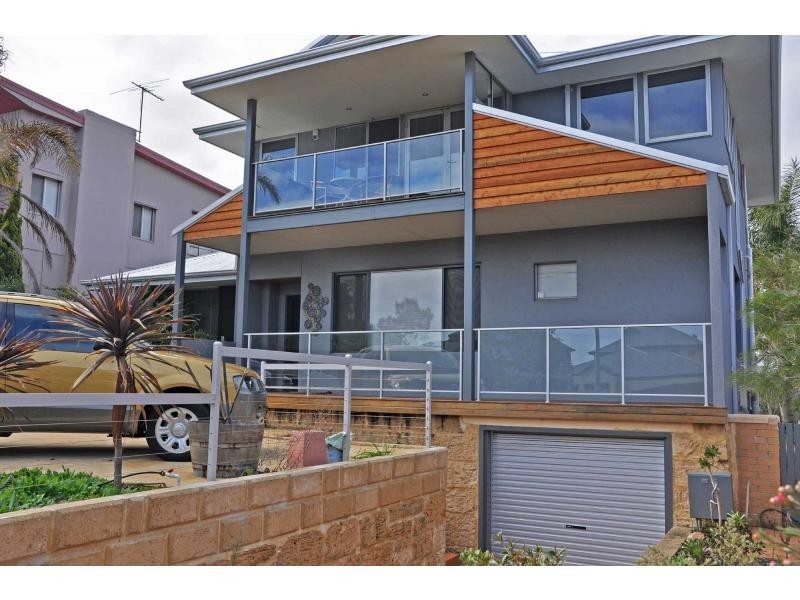 17 Noel Street, Hilton WA 6163