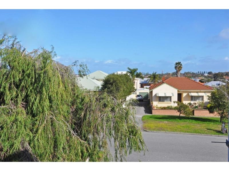 7/16 Minilya Avenue, White Gum Valley WA 6162