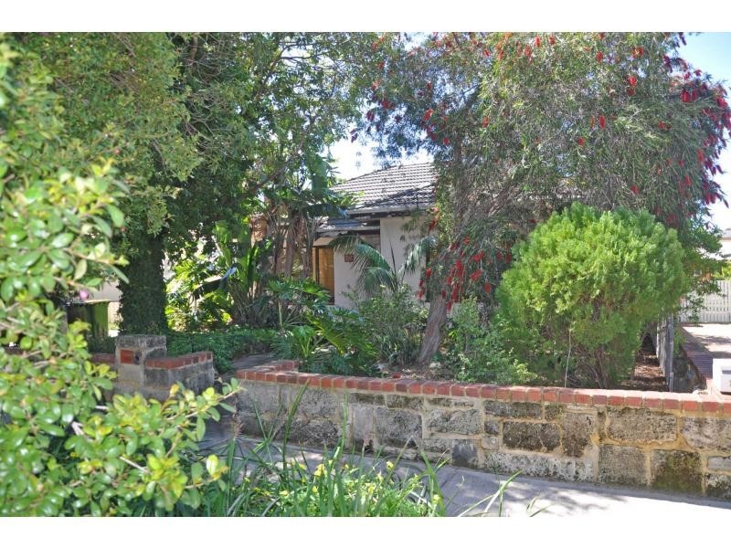 12 Lee Avenue, Hilton WA 6163