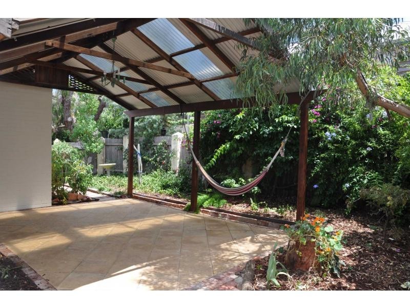 2B Rennie Crescent, Hilton WA 6163