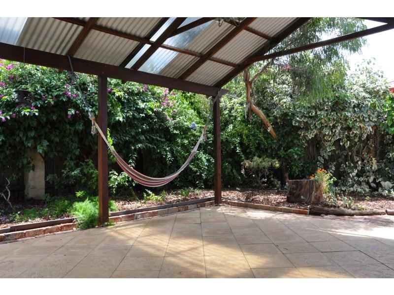 2B Rennie Crescent, Hilton WA 6163