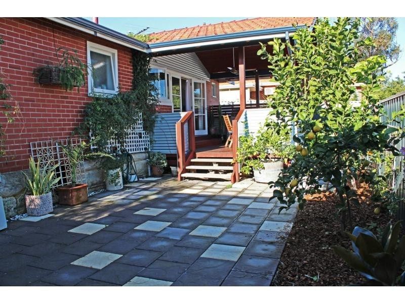 4 Sumpton Street, Hilton WA 6163