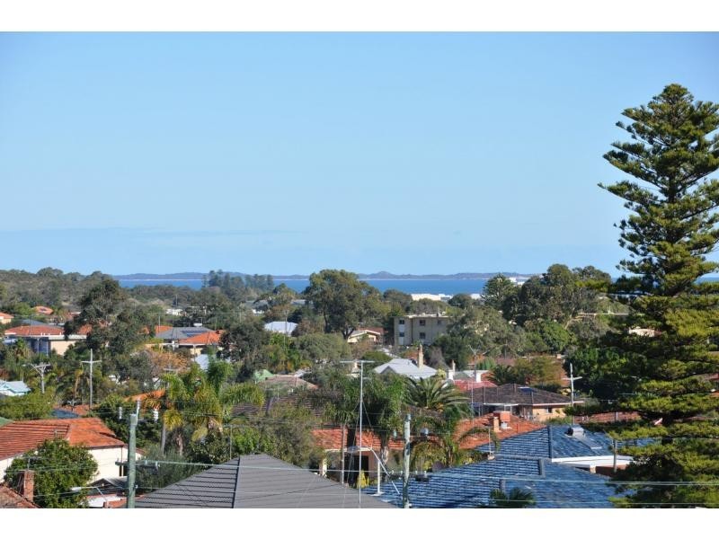 25 Minilya Avenue, White Gum Valley WA 6162