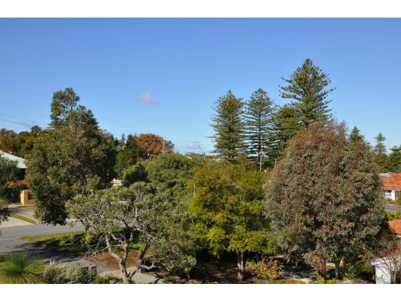 25 Minilya Avenue, White Gum Valley WA 6162