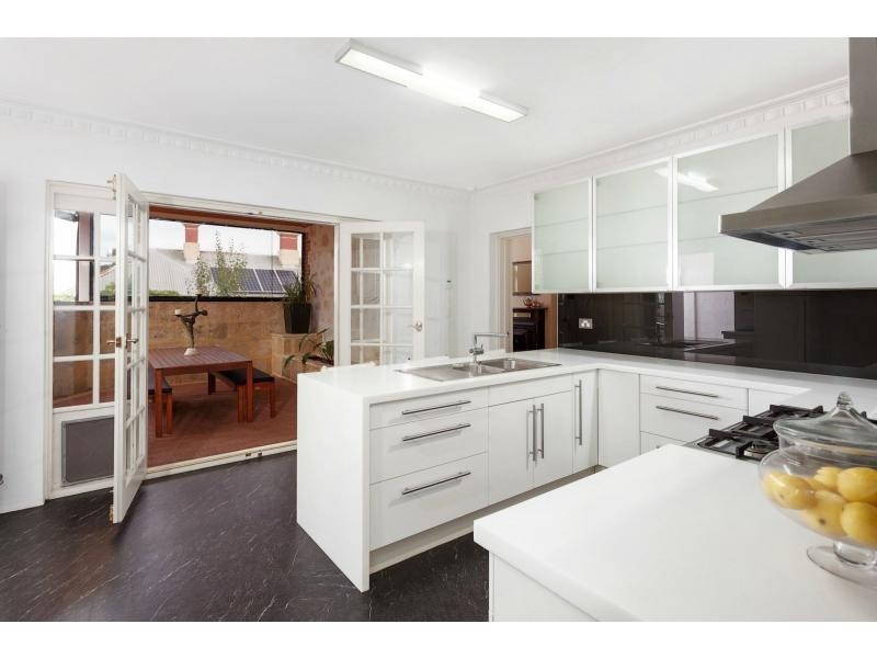24 Hampton Road, Fremantle WA 6160