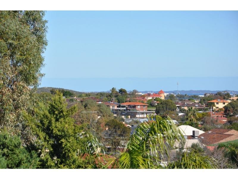 25 Minilya Avenue, White Gum Valley WA 6162