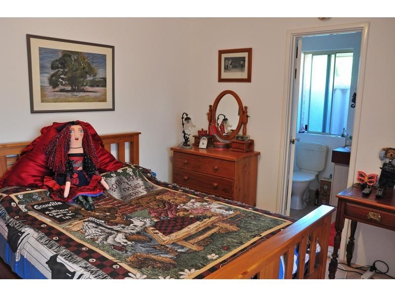 8 Manuel Close, Hamilton Hill WA 6163