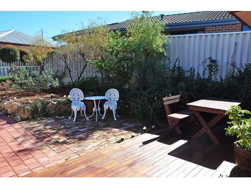 8 Manuel Close, Hamilton Hill WA 6163