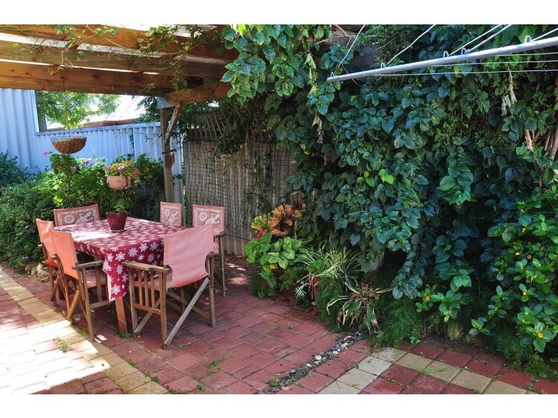 8 Manuel Close, Hamilton Hill WA 6163