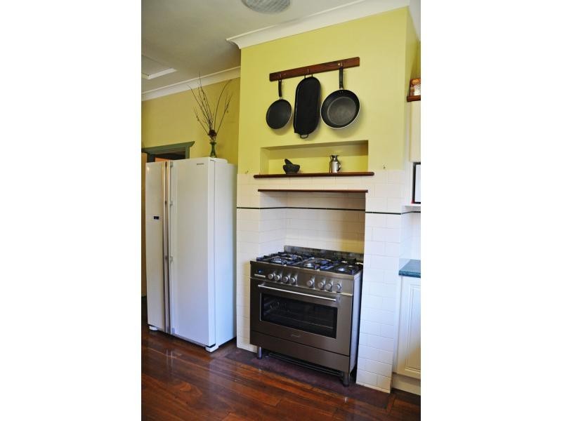 18 Elizabeth Street, White Gum Valley WA 6162