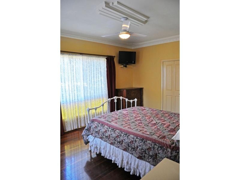 18 Elizabeth Street, White Gum Valley WA 6162