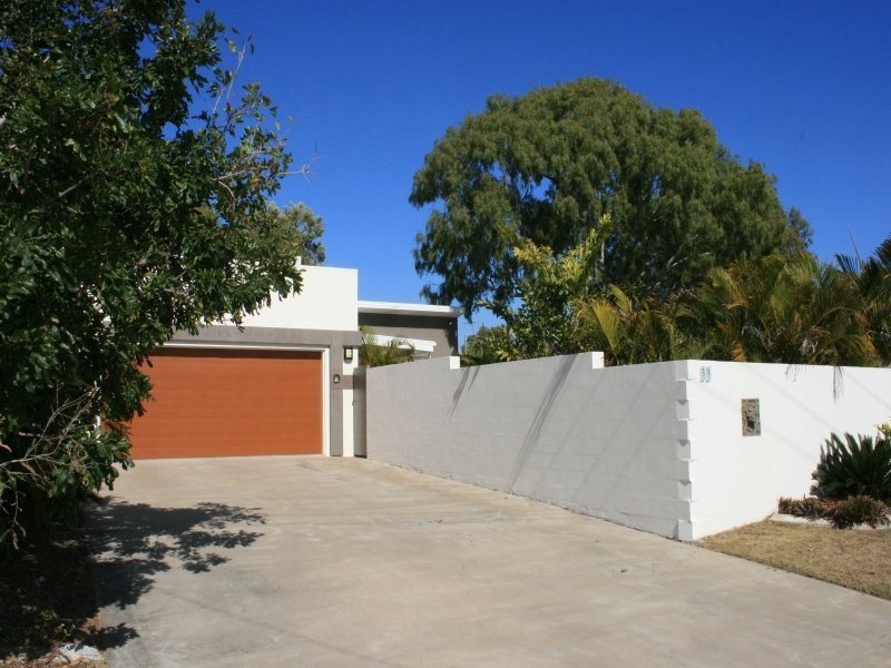 33 Palm Court, Moore Park Beach QLD 4670