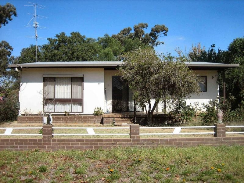 21 Young Street, Oaklands NSW 2646