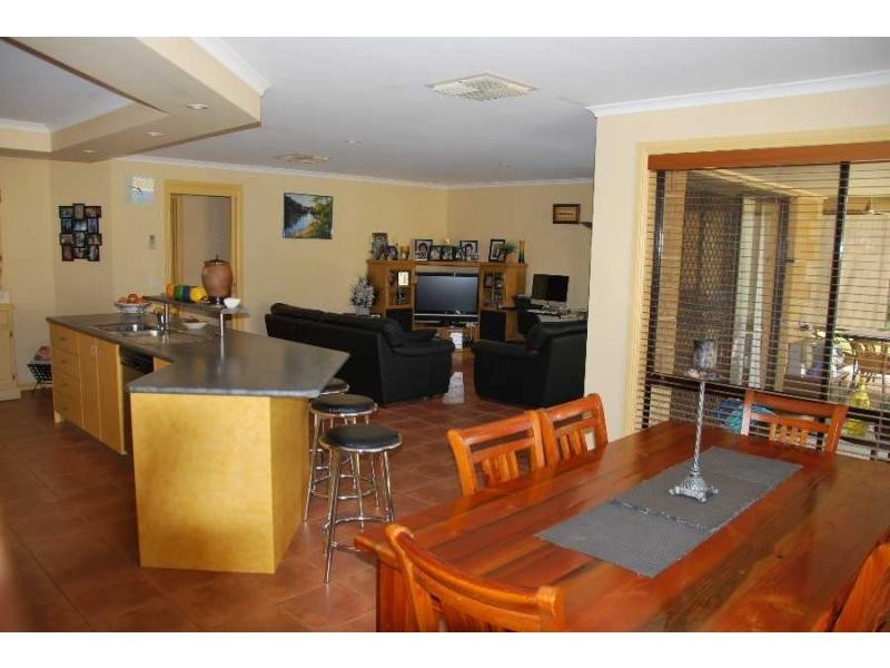6 Moorepark Court, Cobram VIC 3644
