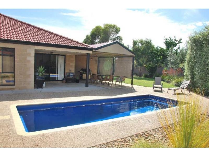 6 Moorepark Court, Cobram VIC 3644
